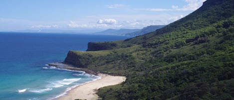 Una playa cerca, sillas reclinables de playa