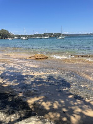 Playa en los alrededores y camastros 