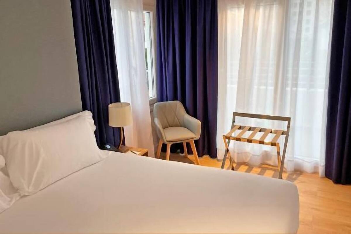Premium bedding, in-room safe, individually decorated