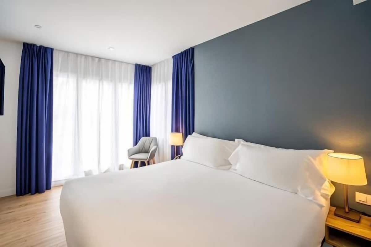 Luxe beddengoed, een kluis op de kamer, een laptopwerkplek
