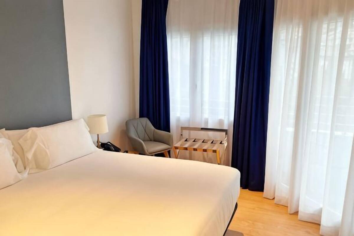 Luxe beddengoed, een kluis op de kamer, een laptopwerkplek