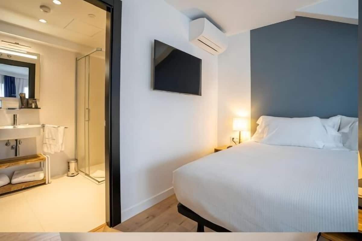 Luxe beddengoed, een kluis op de kamer, een laptopwerkplek