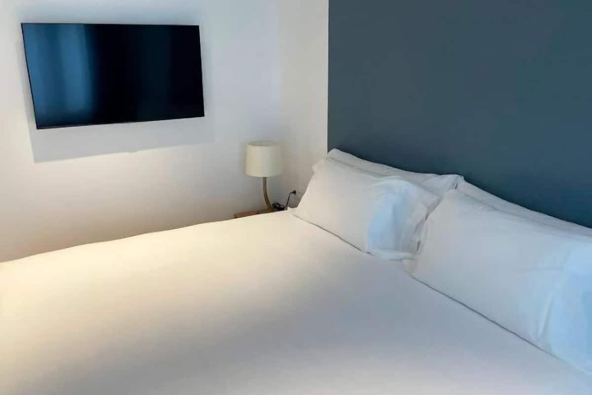 Premium bedding, in-room safe, individually decorated