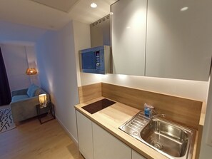 Frigobar, microondas, placa de cocina, lavavajillas