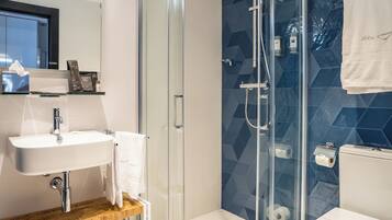 Regadera, amenidades de baño gratuitas, secadora de cabello, toallas