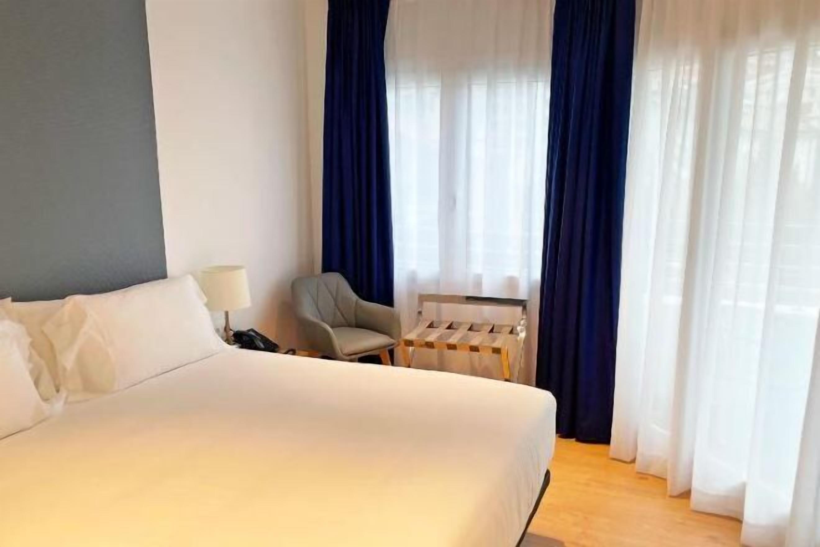 Premium bedding, in-room safe, individually decorated