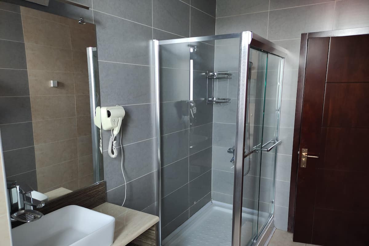 Standard-Einzelzimmer | Badezimmer | Hausschuhe