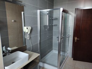 Standard-Einzelzimmer | Badezimmer | Hausschuhe