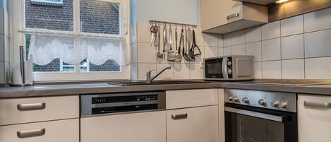 Frigorifero, microonde, forno, piano cottura