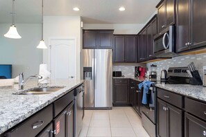 ثلاجة، ميكروويف، فرن، موقد طهي مسطح