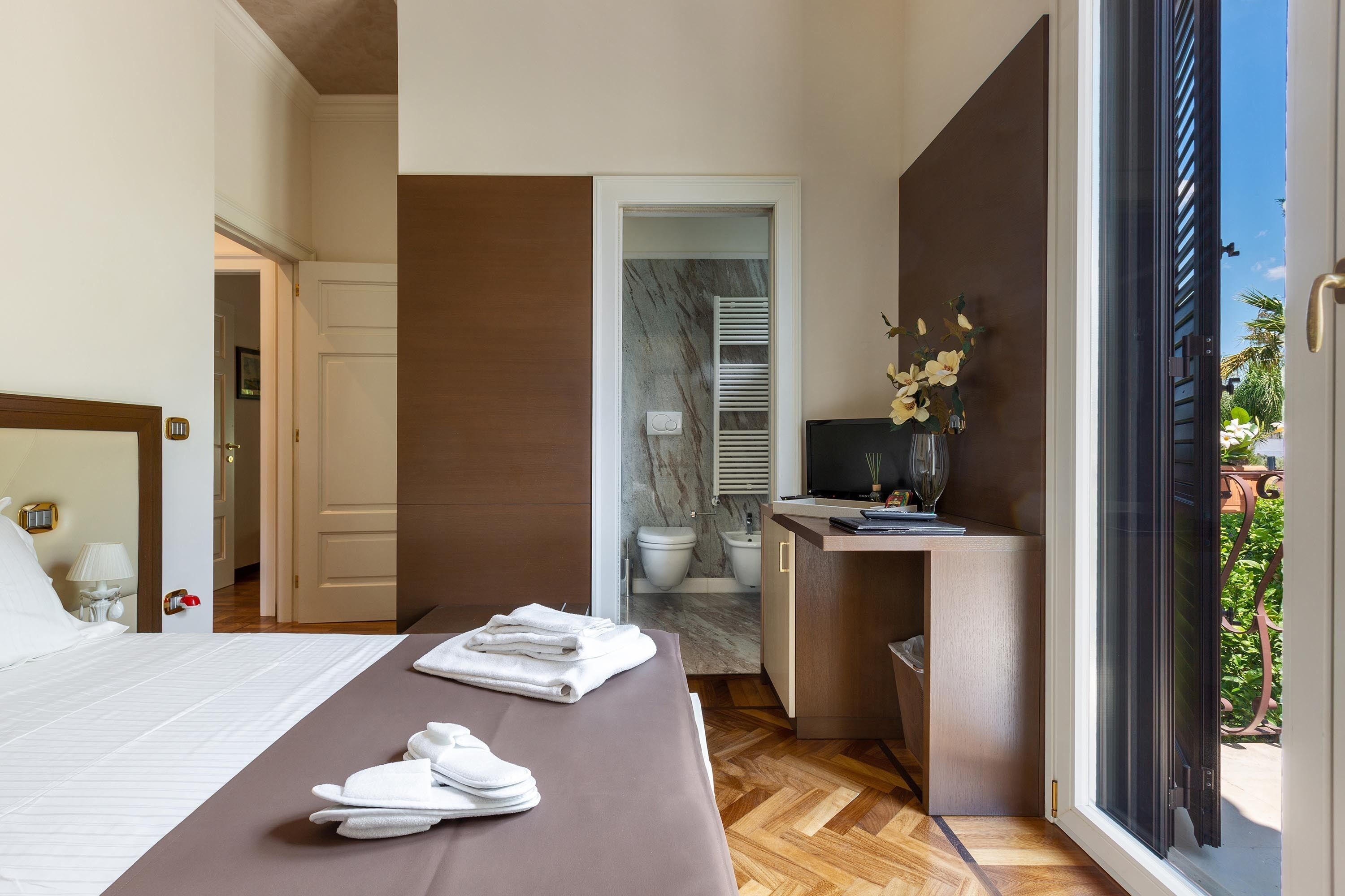 6 bedrooms, bed sheets