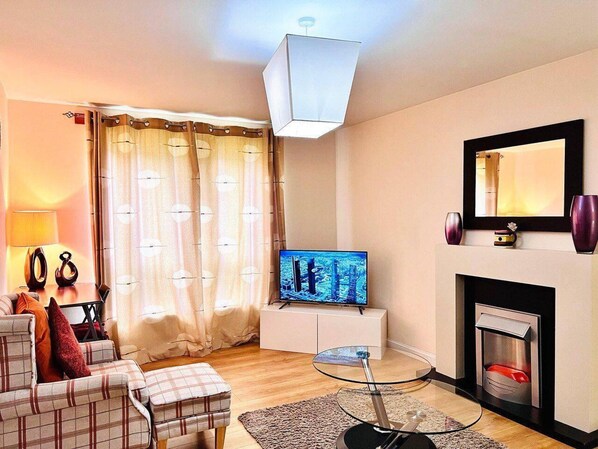 Apartment, 2 Queen Beds | Living room