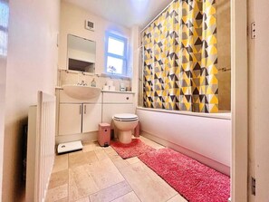 Apartment, 2 Queen Beds | Bathroom | Shower, towels, shampoo