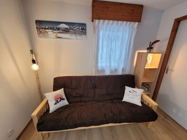 TV - Renovated apartment for 4 near center with parking and wifi included (Les Gets)