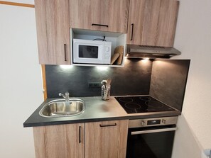 Kühlschrank, Mikrowelle, Geschirrspüler, Toaster