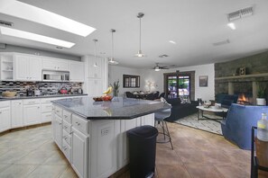 Kylskåp, mikrovågsugn, ugn och spishäll