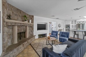 Smart TV, fireplace, Netflix, books - Spacious 5BR w/ Pool + Fire Pit | Sleeps 14 (Phoenix)
