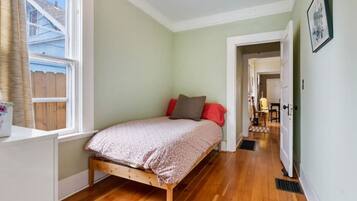 2 makuuhuonetta, työpöytä, silitysrauta/-lauta, vauvan matkasänky