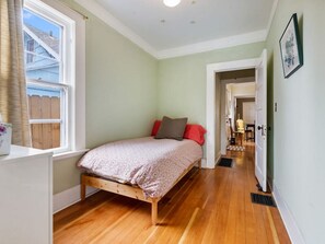 2 間睡房、書桌、熨斗/熨衫板、可攜式嬰兒床