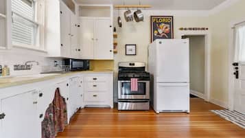 Een koelkast, een magnetron, een oven, een kookplaat