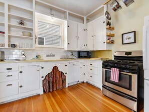 雪櫃、微波爐、焗爐、爐具