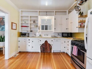 Fridge, microwave, oven, stovetop - Charming 1909 St Johns Bungalow (Portland)