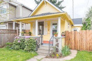 Exterior - Charming 1909 St Johns Bungalow (Portland)