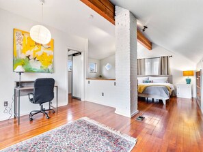 2 chambres, bureau, fer et planche à repasser, lit de bébé portatif
