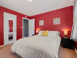 4 chambres, bureau, fer et planche à repasser, lit parapluie