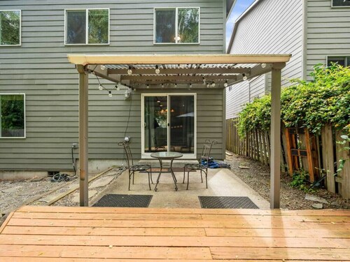 Troutdale Treasure: Spacious 3BR, 3 Bath Home in Edgefield!