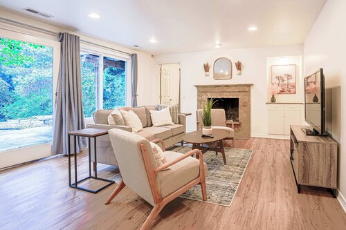 Serene Mercer Island 3B Lower Unit near LR station