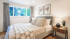3 bedrooms, desk, iron/ironing board, WiFi - Serene Mercer Island 3B Lower Unit near LR station (Mercer Island)
