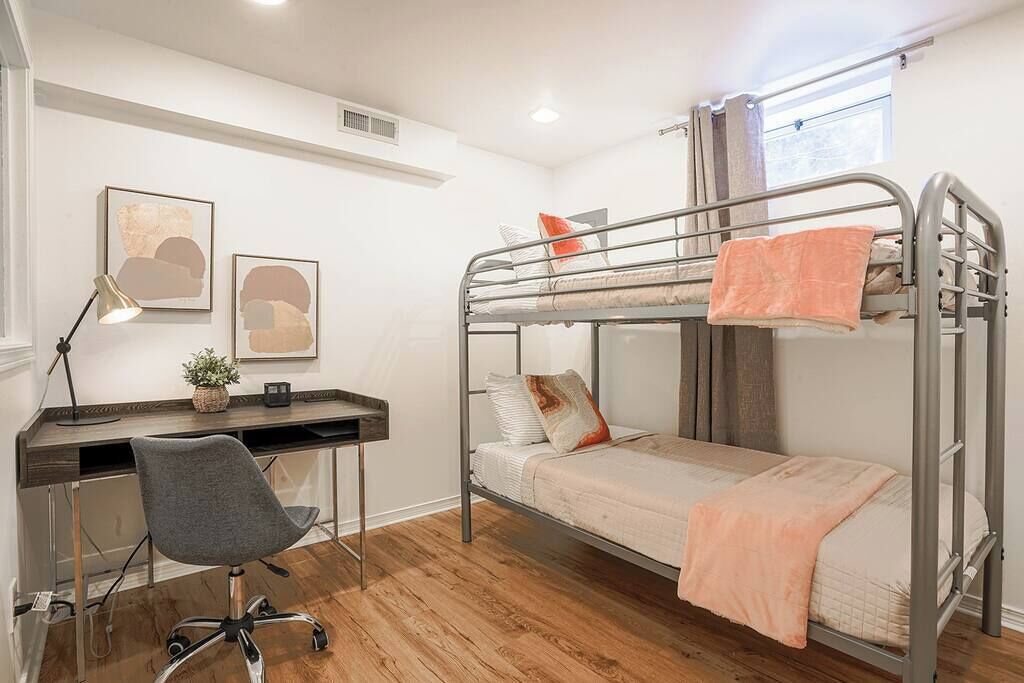 3 bedrooms, desk, iron/ironing board, WiFi