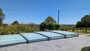 A covered outdoor swimming pool with a tiled deck area. - Cozy Countryside Cottage with Spacious Garden – Sleeps 4-5 (Douchy-Montcorbon-Douchy)
