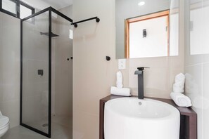 Bathtub, soap, shampoo, toilet paper - Amazing Villa in la Veleta 14 pax (Tulum)