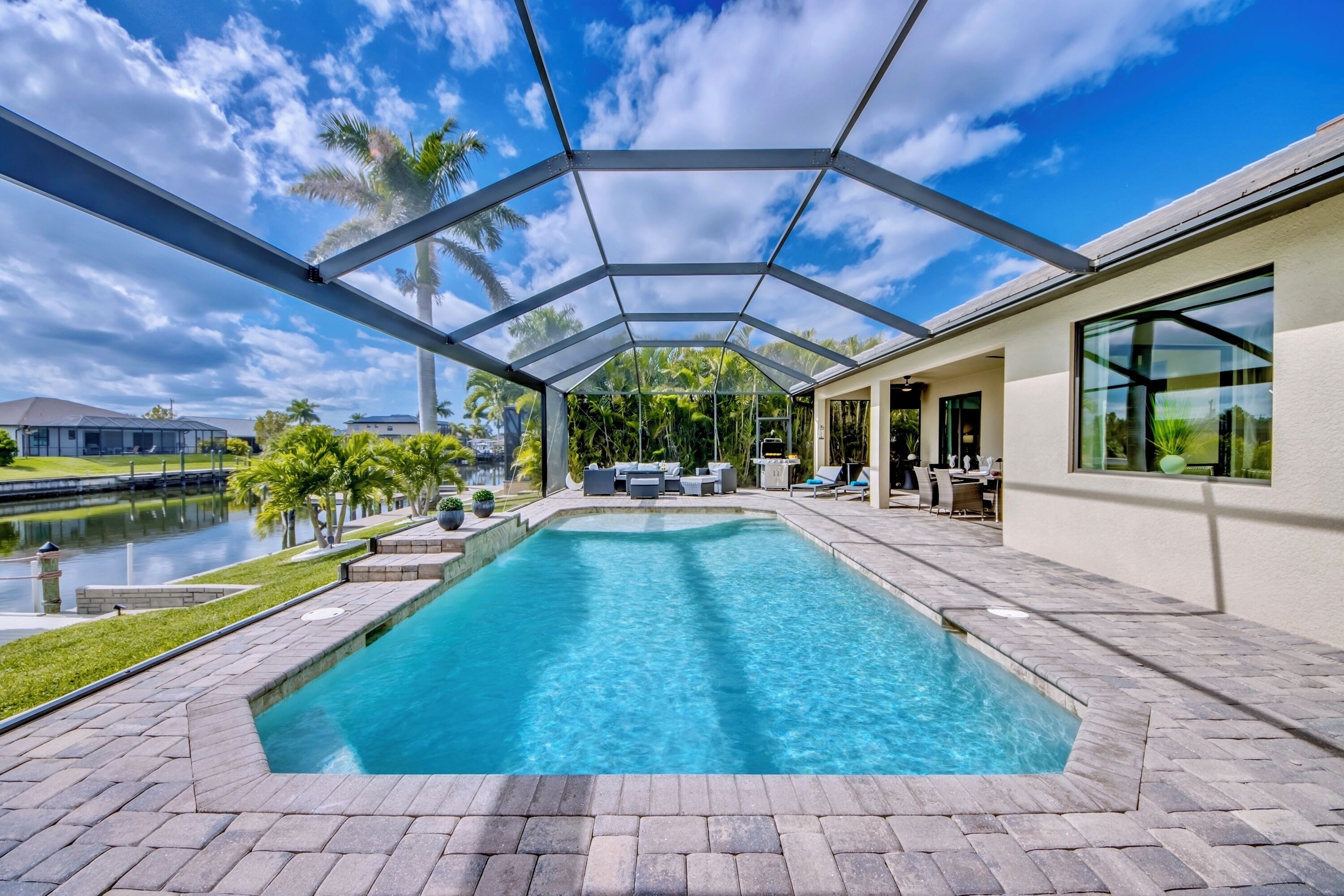 Een buitenzwembad, een verwarmd zwembad