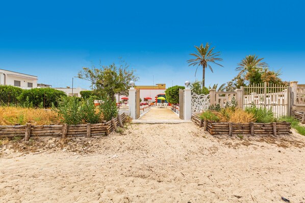 Vista frontal de la propiedad