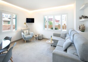 TV, DVD player, stereo - VILLA MAGDALENA - 5 MIN WALK TO THE BEACH (Cala Sant Vicenç)