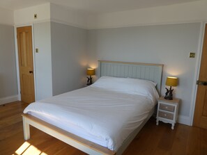 3 makuuhuonetta, työpöytä, silitysrauta/-lauta, ilmainen Wi-Fi