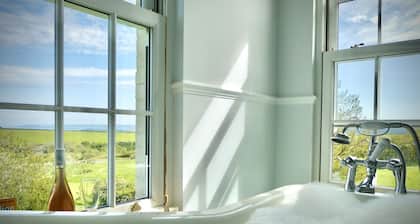 Farmhouse with Sea Views - walk to the beach!