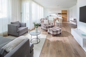 Fernseher, Kamin, Bücher