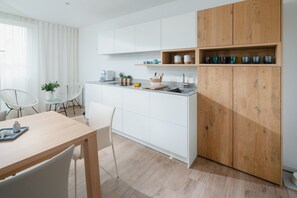 Frigorifero, forno, piano cottura, lavastoviglie