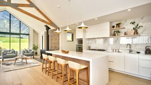 Een oven, een vaatwasser, een koffiezetapparaat/waterkoker