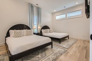 4 Schlafzimmer, Schreibtisch, Bügeleisen/Bügelbrett, WLAN