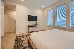 4 bedrooms, desk, iron/ironing board, WiFi