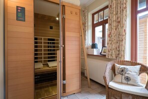 2 bedrooms, travel crib, free WiFi - Semi-detached house Sanddornhof 1b in the Baltic seaside resort of Wustrow (Ostseebad Wustrow)