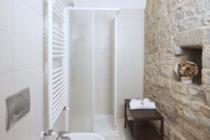 Shower, hair dryer, bidet, towels - The Casaloni app. Tower (Panzano In Chianti)