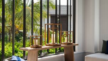 Coin salon dans le hall