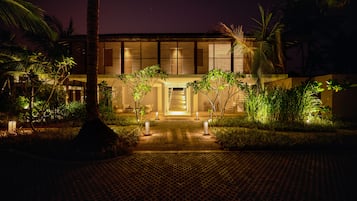 Fachada de la propiedad por la tarde o noche