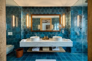 Shower, rainfall showerhead, free toiletries, hair dryer - Ahu Bay (Ahungalla)